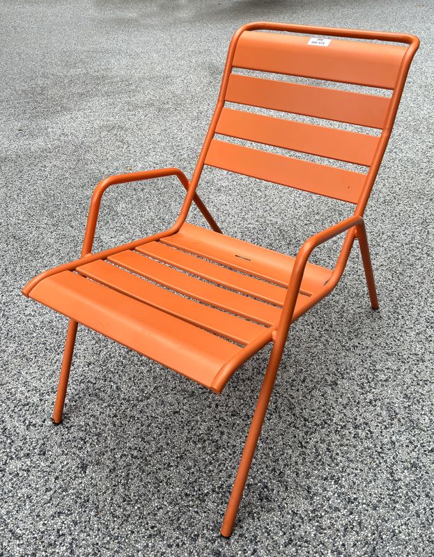 FAUTEUIL DE JARDIN DE MARQUE FERMOB MODELE FAUTEUIL BAS MONCEAU EN ACIER LAQUE ORANGE. 43 X 52.5 X 92 CM.