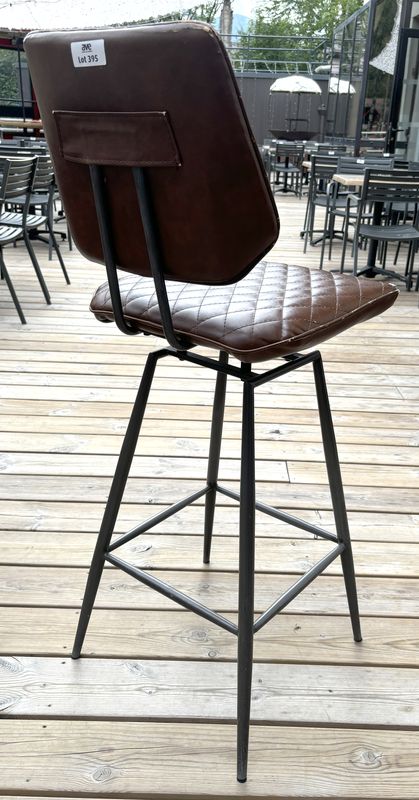 CHAISE HAUTE DE STYLE ANNEES 1950, ASSISE ET DOSSIER EN SIMILI CUIR MATELASSE DE COULEUR MARRON REPOSANT SUR UN PIETEMENT EN TIGE D'ACIER DE COULEUR NOIRE. USURES. 107 X 44 X 52 CM.