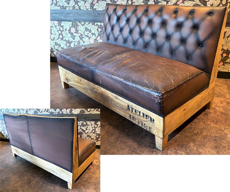 X5 BANQUETTE EN POSE LIBRE ASSISE ET DOSSIER CAPITONNE EN SIMILI CUIR DE COULEUR MARRON SUR UNE STRUCTURE EN CHENE NATUREL DONT PARTIE DE RECUPERATION. USURES ET DECHIRURES SUR LES ASSISES. 85 X 140 X 73 CM.