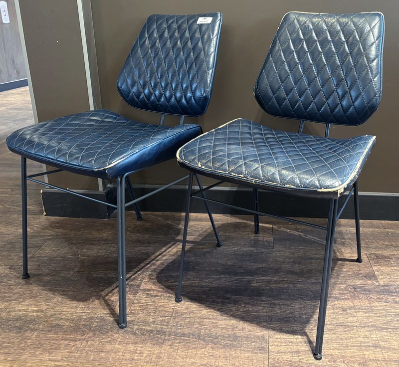 X2 PAIRE DE CHAISES DE STYLE ANNEE 1950, ASSISE ET DOSSIER EN SIMILI CUIRE MATELASSE DE COULEUR BLEUE NUIT ET PIETEMENT EN TIGES D'ACIER DE COULEUR NOIR. USURES. 79.5 X 57 X 47 CM.