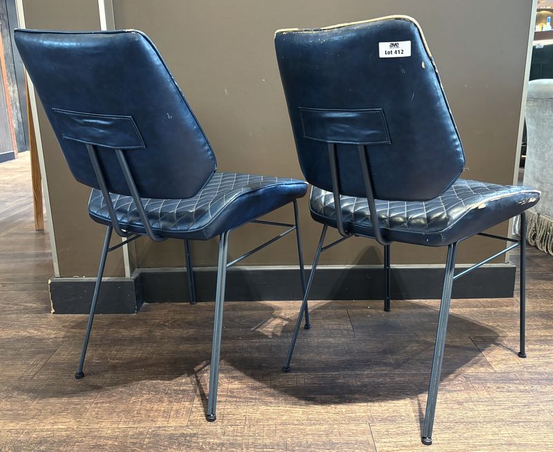 X2 PAIRE DE CHAISES DE STYLE ANNEE 1950, ASSISE ET DOSSIER EN SIMILI CUIRE MATELASSE DE COULEUR BLEUE NUIT ET PIETEMENT EN TIGES D'ACIER DE COULEUR NOIR. USURES. 79.5 X 57 X 47 CM.