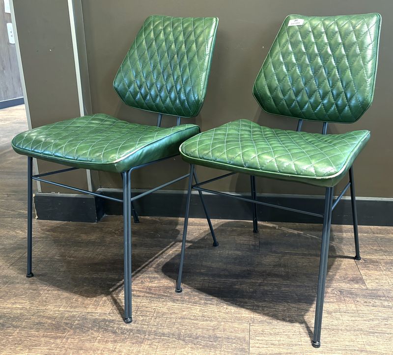 PAIRE DE CHAISES DE STYLE ANNEES 1950, ASSISE ET DOSSIER EN SIMILI CUIR MATELASSE DE COULEUR VERT BOUTEILLE ET PIETEMENT EN TIGES D'ACIER DE COULEUR NOIRE. USURES D'USAGE. 79.5 X 57 X 47 CM.