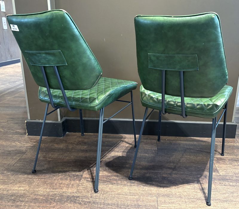 X2 PAIRE DE CHAISES DE STYLE ANNEE 1950, ASSISE ET DOSSIER EN SIMILI CUIRE MATELASSE DE COULEUR VERT BOUTEILLE ET PIETEMENT EN TIGES D'ACIER DE COULEUR NOIRE. USURES D'USAGE. 79.5 X 57 X 47 CM.