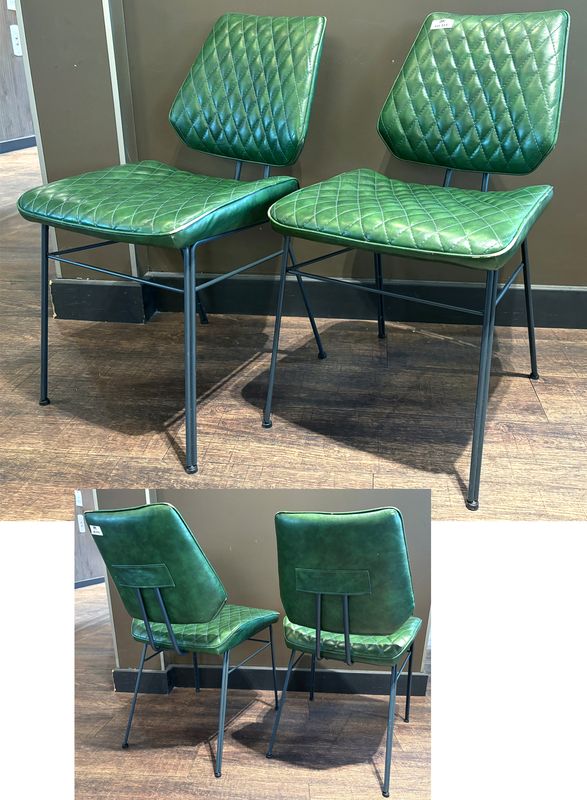 X2 PAIRE DE CHAISES DE STYLE ANNEE 1950, ASSISE ET DOSSIER EN SIMILI CUIRE MATELASSE DE COULEUR VERT BOUTEILLE ET PIETEMENT EN TIGES D'ACIER DE COULEUR NOIRE. USURES D'USAGE. 79.5 X 57 X 47 CM.