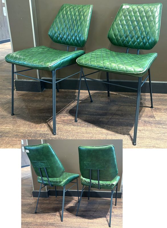 PAIRE DE CHAISES DE STYLE ANNEES 1950, ASSISE ET DOSSIER EN SIMILI CUIR MATELASSE DE COULEUR VERT BOUTEILLE ET PIETEMENT EN TIGES D'ACIER DE COULEUR NOIRE. USURES D'USAGE. 79.5 X 57 X 47 CM.