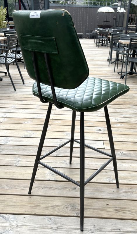 X4 CHAISE HAUTE DE STYLE ANNEE 1950, ASSISE ET DOSSIER EN SIMILI CUIR MATELASSE DE COULEUR VERT BOUTEILLE REPOSANT SUR UN PIETEMENT EN TIGES D'ACIER DE COULEUR NOIRE. USURES. 107 X 44 X 52 CM