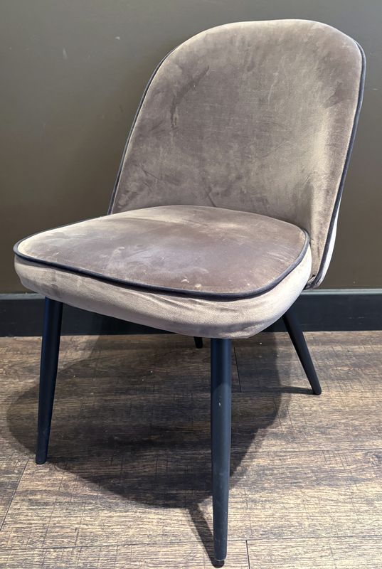 CHAISE DE STYLE ANNEES 1950, ASSISE ET DOSSIER EN VELOUR DE COULEUR TAUPE A LISERET NOIR ET PIETEMENT POLYPROPYLENE DE COULEUR NOIRE. 79.5 X 47 X 57 CM.