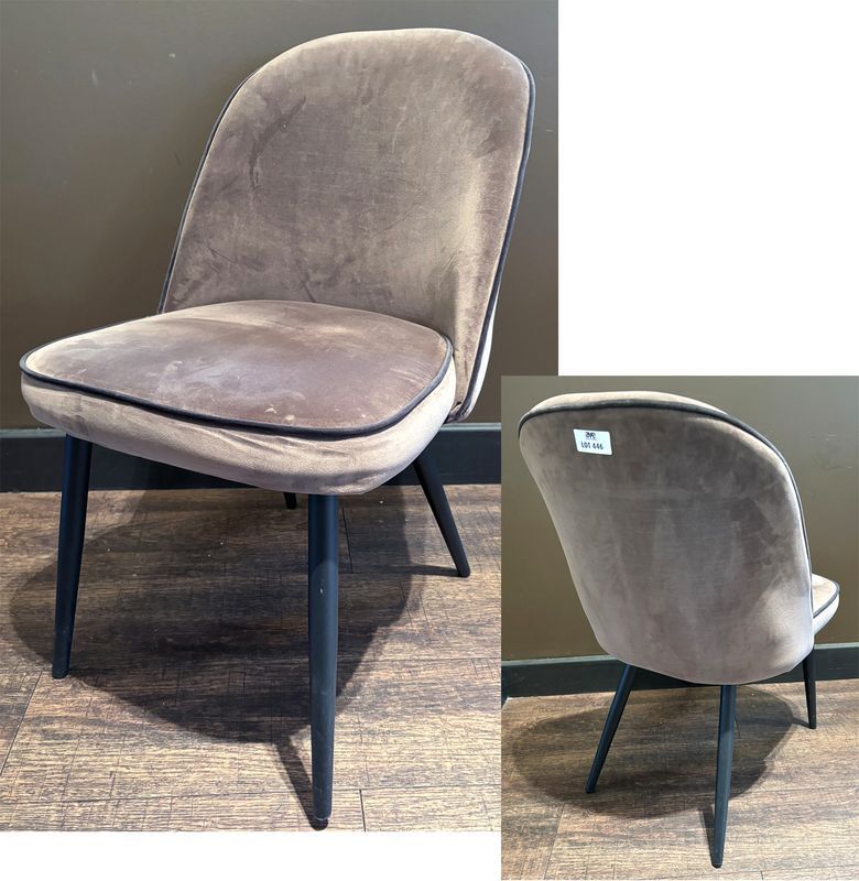 CHAISE DE STYLE ANNEES 1950, ASSISE ET DOSSIER EN VELOUR DE COULEUR TAUPE A LISERET NOIR ET PIETEMENT POLYPROPYLENE DE COULEUR NOIRE. 79.5 X 47 X 57 CM.