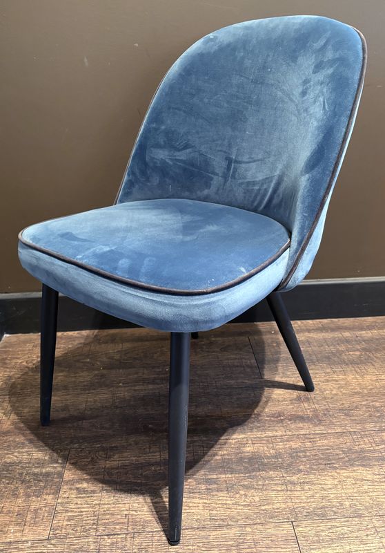 X5 CHAISES DE STYLE ANNEE 1950, ASSISE ET DOSSIER EN VELOURS DE COULEUR BLEU PRUSSIEN A LISERET NOIR ET PIETEMENT POLYPROPYLENE DE COULEUR NOIRE. 79.5 X 47 X 57 CM.