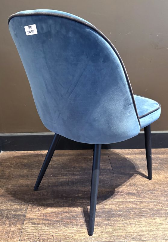 X5 CHAISES DE STYLE ANNEE 1950, ASSISE ET DOSSIER EN VELOURS DE COULEUR BLEU PRUSSIEN A LISERET NOIR ET PIETEMENT POLYPROPYLENE DE COULEUR NOIRE. 79.5 X 47 X 57 CM.