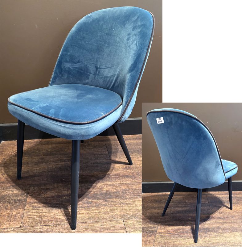 X5 CHAISES DE STYLE ANNEE 1950, ASSISE ET DOSSIER EN VELOURS DE COULEUR BLEU PRUSSIEN A LISERET NOIR ET PIETEMENT POLYPROPYLENE DE COULEUR NOIRE. 79.5 X 47 X 57 CM.