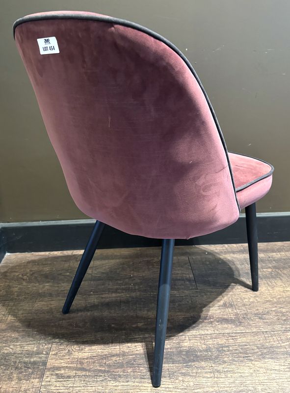 X5 CHAISES DE STYLE ANNEE 1950, ASSISE ET DOSSIER EN VELOURS DE COULEUR PRUNE A LISERET NOIR ET PIETEMENT POLYPROPYLENE DE COULEUR NOIR. 79.5 X 47 X 57 CM.