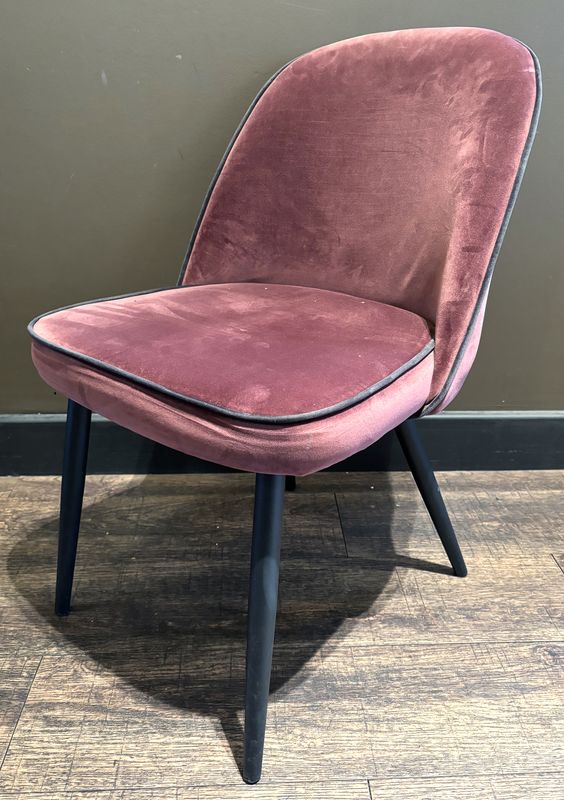 CHAISE DE STYLE ANNEES 1950, ASSISE ET DOSSIER EN VELOUR DE COULEUR PRUNE A LISERET NOIR ET PIETEMENT POLYPROPYLENE DE COULEUR NOIRE. 79.5 X 47 X 57 CM.