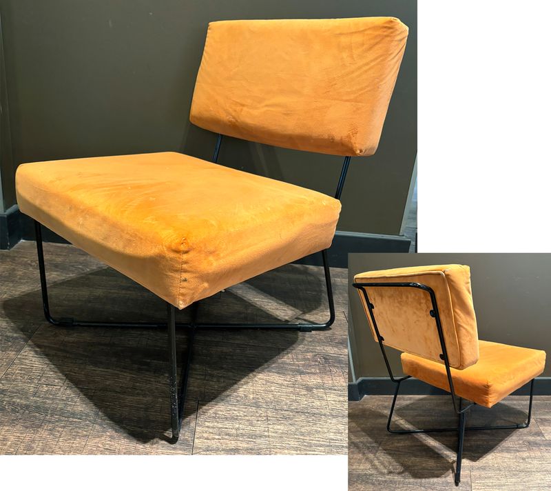 CHAISE DE STYLE ANNEES 1950, ASSISE ET DOSSIER EN VELOUR DE COULEUR ORANGE ET PIETEMENT EN TIGES D'ACIER. TACHES. 72 X 53 X 67 CM.