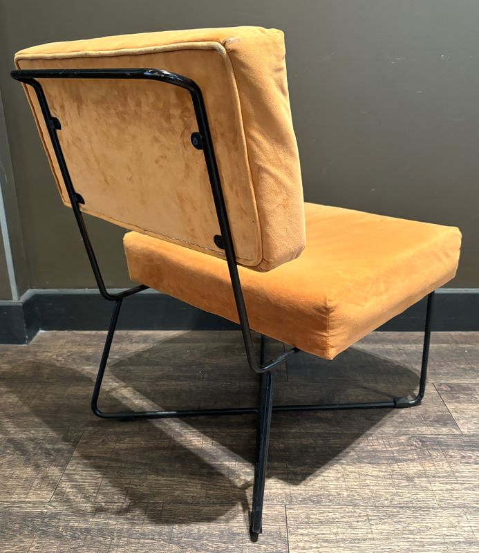 CHAISE DE STYLE ANNEES 1950, ASSISE ET DOSSIER EN VELOUR DE COULEUR ORANGE ET PIETEMENT EN TIGES D'ACIER. TACHES. 72 X 53 X 67 CM.