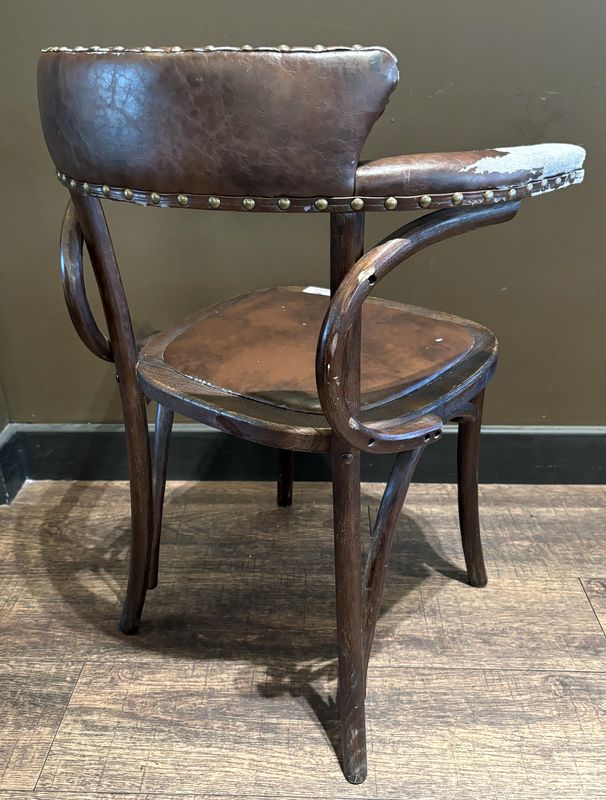 FAUTEUIL DE STYLE THONET EN SIMILI CUIR DE COULEUR MARRON ET CHASSIS EN BOIS THERMOFORME. USURES. 80 X 47 X 61 CM.