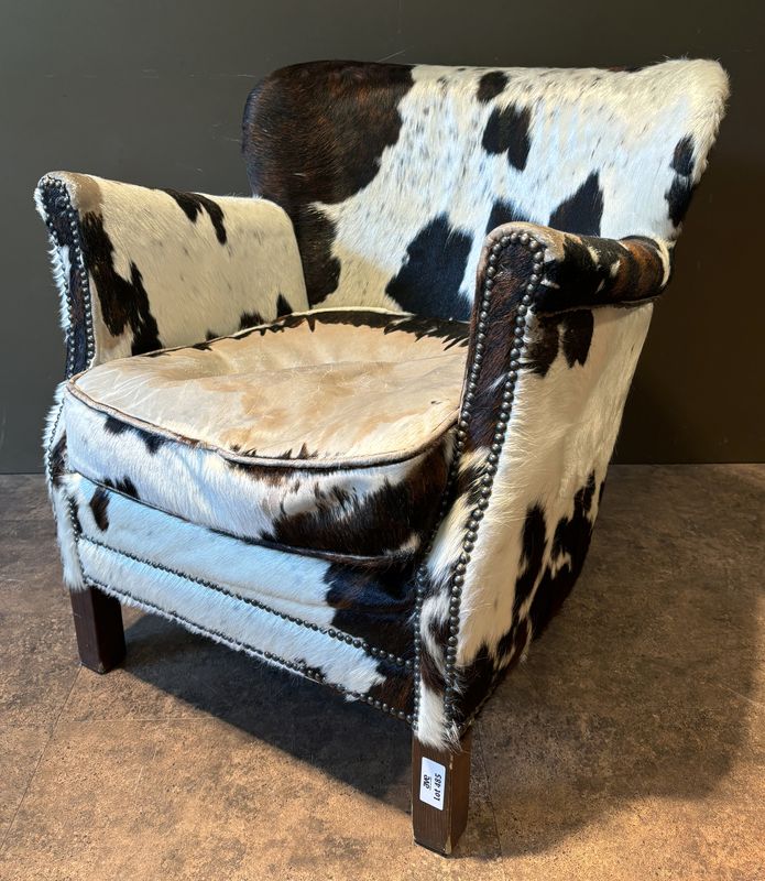 PETIT FAUTEUIL CLUB EN PEAU DE VACHE. USURES. 73 X 67 X 70 CM.