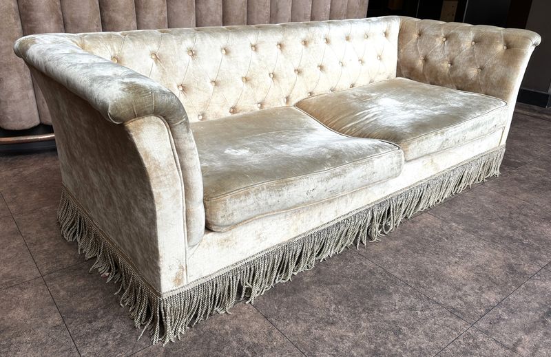 X3 CANAPE CHESTERFIELD A FRANGES 4 PLACE EN VELOURS DE COULEUR OR BEIGE  DE MARQUE FRANCISCO SEGARRA. 72 X 220 X 89 CM.