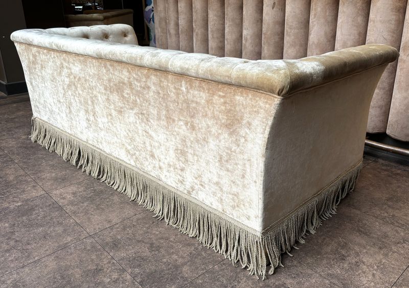 X3 CANAPE CHESTERFIELD A FRANGES 4 PLACE EN VELOURS DE COULEUR OR BEIGE  DE MARQUE FRANCISCO SEGARRA. 72 X 220 X 89 CM.