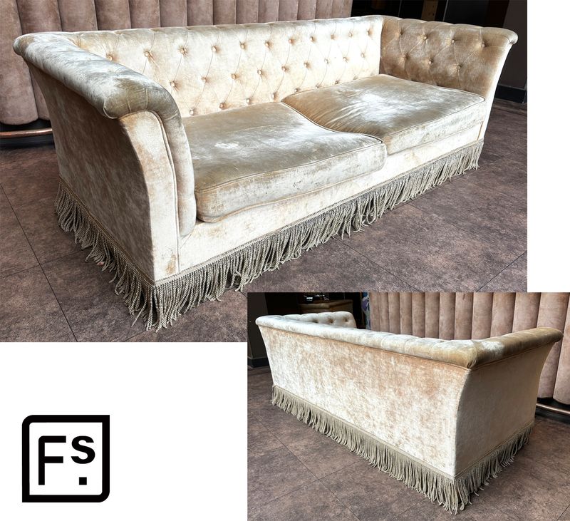 CANAPE CHESTERFIELD A FRANGES 4 PLACES EN VELOUR DE COULEUR OR-BEIGE  DE MARQUE FRANCISCO SEGARRA. 72 X 220 X 89 CM.