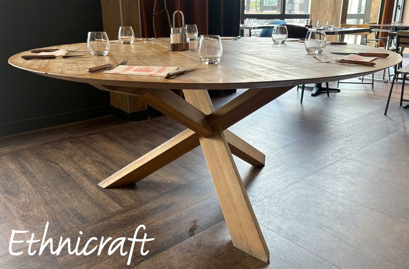 GRANDE TABLE DE SALLE A MANGER DESIGN ALAIN VAN HAVRE MODLEE TABLE CIRCLE EDITION ETHNICRAFT DE STYLE SCANDINAVE, PLATEAU ROND ET PIETEMENT EN CROIX DE SAINT ANDRE EN CHENE NATUREL. 75 X 163 CM.