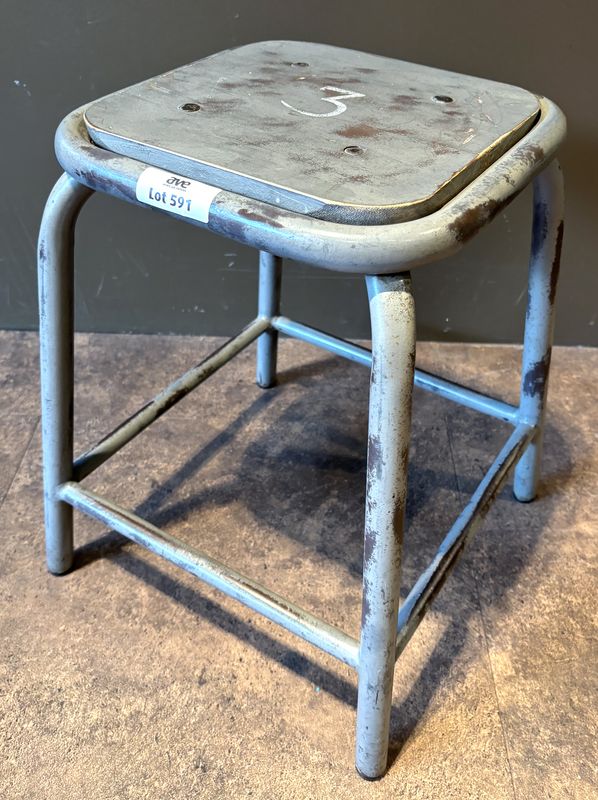 TABOURET DE TYPE INDUSTRIEL DE MARQUE FRANCISCO SEGARRA EN ACIER LAQUE DE COULEUR GRISE ET ASSISE CARRE EN BOIS NATUREL. 46 X 38 X 38 CM.