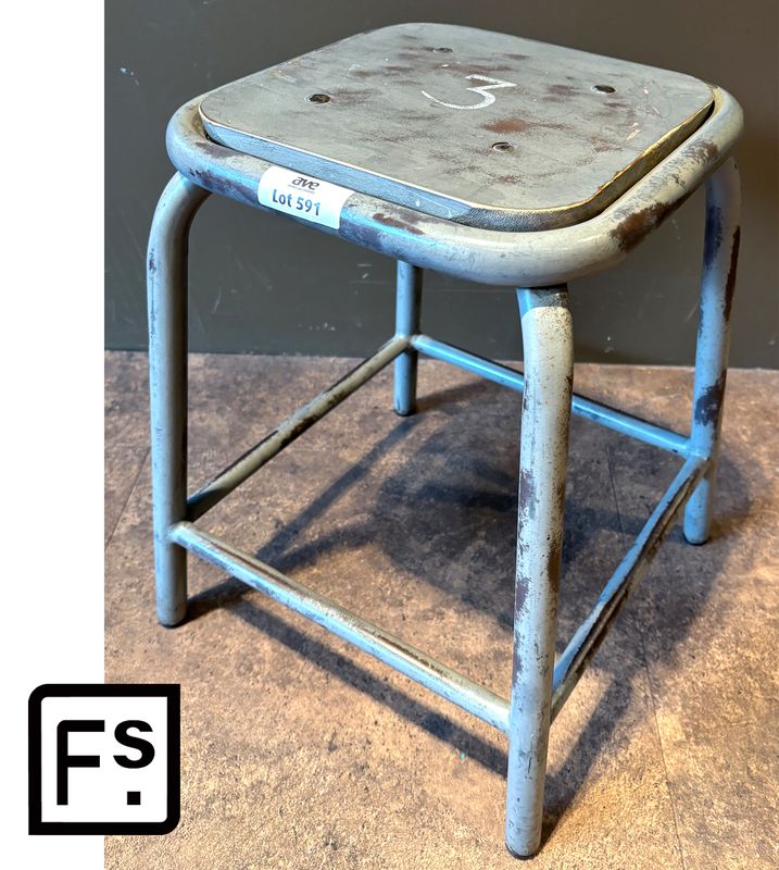 TABOURET DE TYPE INDUSTRIEL DE MARQUE FRANCISCO SEGARRA EN ACIER LAQUE DE COULEUR GRISE ET ASSISE CARRE EN BOIS NATUREL. 46 X 38 X 38 CM.