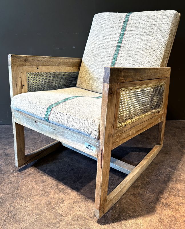 X2 FAUTEUIL A BASCULE EN ACAJOU A ACCOUDOIRS CANNEES ASSISE ET DOSSIER AMOVIBLE EN TOILE DE JUTE ET CHANVRE A UNE RAYURE VERTE. 83 X 58.5 X 75 CM.