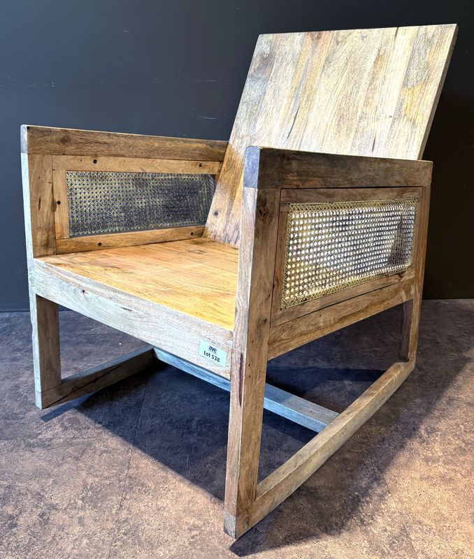 X2 FAUTEUIL A BASCULE EN ACAJOU A ACCOUDOIRS CANNEES ASSISE ET DOSSIER AMOVIBLE EN TOILE DE JUTE ET CHANVRE A UNE RAYURE VERTE. 83 X 58.5 X 75 CM.