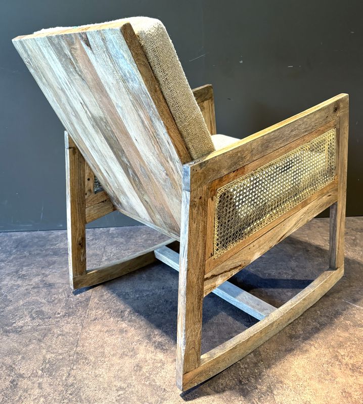 X2 FAUTEUIL A BASCULE EN ACAJOU A ACCOUDOIRS CANNEES ASSISE ET DOSSIER AMOVIBLE EN TOILE DE JUTE ET CHANVRE A UNE RAYURE VERTE. 83 X 58.5 X 75 CM.