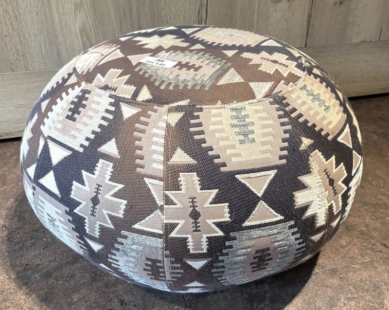 X12 POUF BOULE EN TISSUS A DECORS GEOMETRIQUE MEXICAIN ET PIETEMENT PATINS EN BOIS. USURES SUR CERTAIN. 52 X 32 CM.