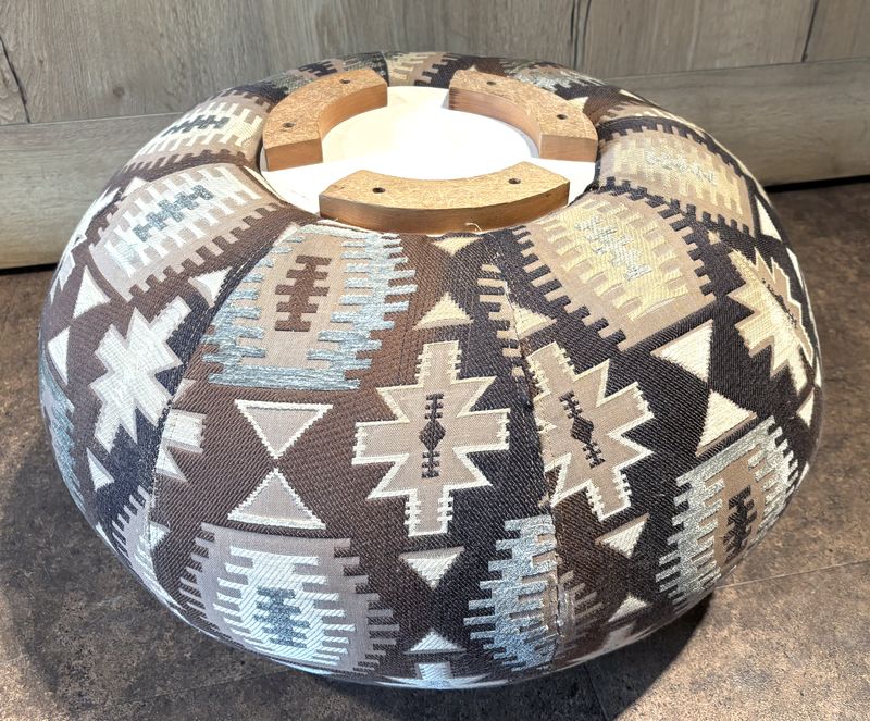 X12 POUF BOULE EN TISSUS A DECORS GEOMETRIQUE MEXICAIN ET PIETEMENT PATINS EN BOIS. USURES SUR CERTAIN. 52 X 32 CM.