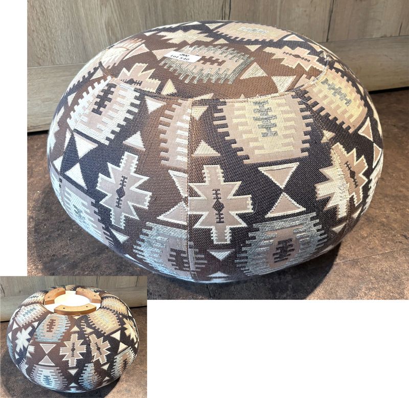 X12 POUF BOULE EN TISSUS A DECORS GEOMETRIQUE MEXICAIN ET PIETEMENT PATINS EN BOIS. USURES SUR CERTAIN. 52 X 32 CM.