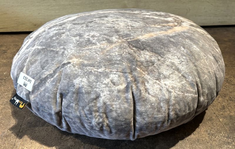 X5 POUF ROND EN FORME ET DECOR DE GALET DE MARQUE MEROWINGS MODLEE STONE CUSHION. 45 X 70 CM.