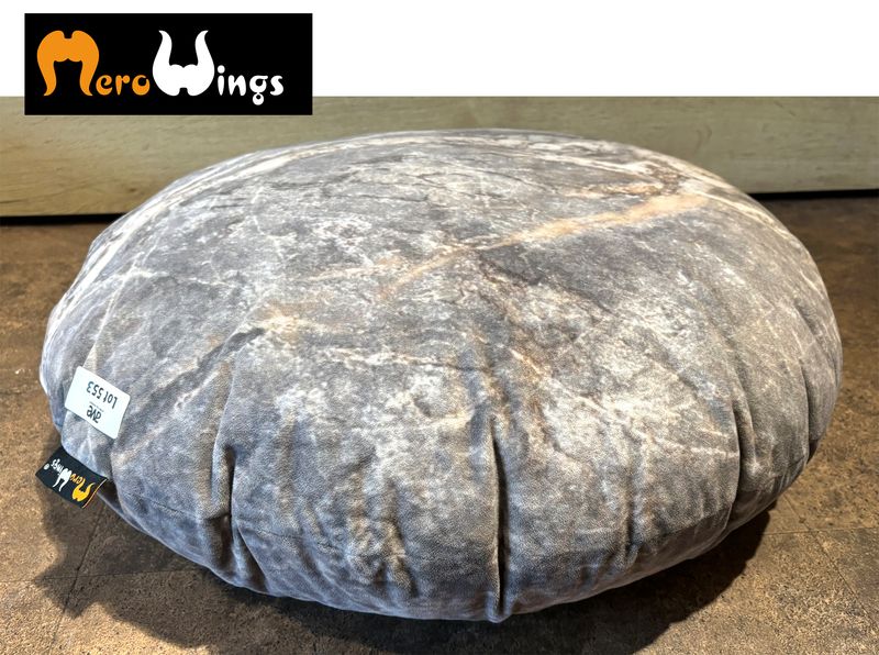 X5 POUF ROND EN FORME ET DECOR DE GALET DE MARQUE MEROWINGS MODLEE STONE CUSHION. 45 X 70 CM.