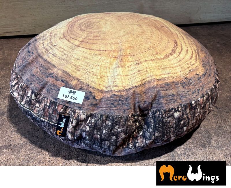 POUF ROND EN FORME ET DECOR DE RONDIN DE BOIS DE MARQUE MEROWINGS MODELE FOREST ANNUAL RING CUSHION. 15 X 60 CM.