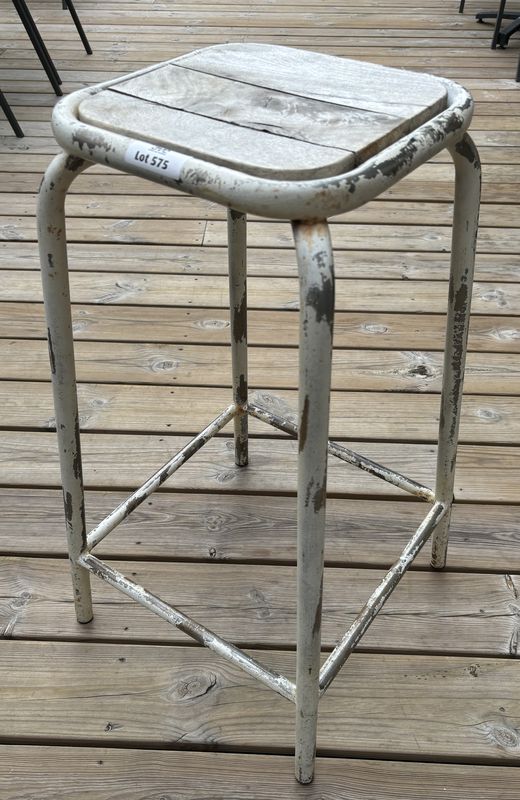 TABOURET HAUT DE TYPE INDUSTRIEL DE MARQUE FRANCISCO SEGARRA EN ACIER LAQUES DE COULEUR BLANCHE ET ASSISE CARREE EN BOIS NATUREL. 78 X 47 X 47 CM.