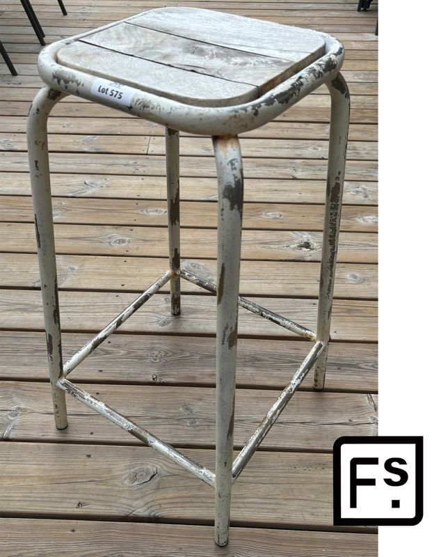 TABOURET HAUT DE TYPE INDUSTRIEL DE MARQUE FRANCISCO SEGARRA EN ACIER LAQUES DE COULEUR BLANCHE ET ASSISE CARREE EN BOIS NATUREL. 78 X 47 X 47 CM.