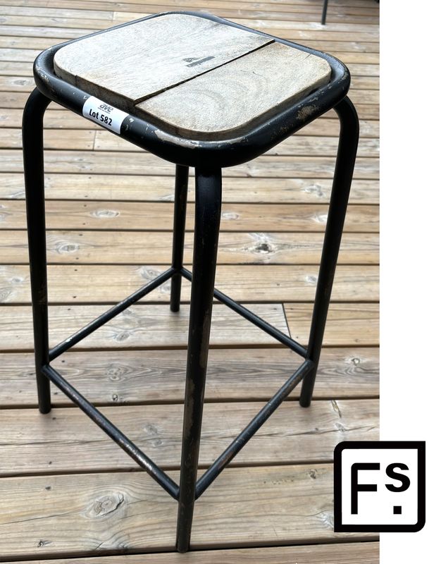 TABOURET HAUT DE TYPE INDUSTRIEL DE MARQUE FRANCISCO SEGARRA EN ACIER LAQUES DE COULEUR NOIRE ET ASSISE CARREE EN BOIS NATUREL. 78 X 47 X 47 CM.