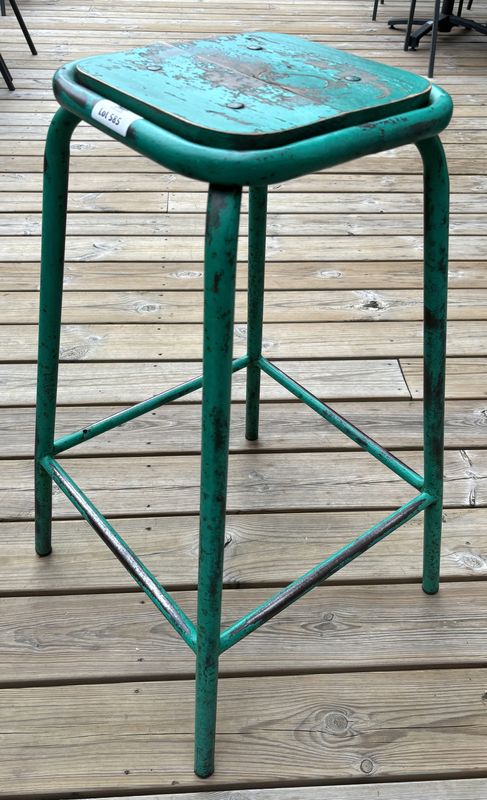 TABOURET HAUT DE TYPE INDUSTRIEL DE MARQUE FRANCISCO SEGARRA EN ACIER ET ASSISE CARREE EN BOIS NATUREL LAQUES DE COULEUR VERTE. 78 X 47 X 47 CM.