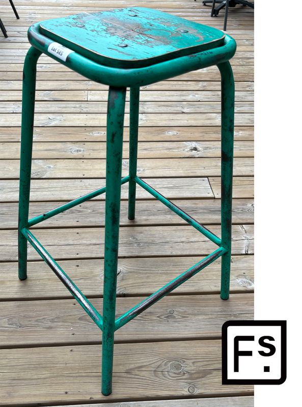 TABOURET HAUT DE TYPE INDUSTRIEL DE MARQUE FRANCISCO SEGARRA EN ACIER ET ASSISE CARREE EN BOIS NATUREL LAQUES DE COULEUR VERTE. 78 X 47 X 47 CM.