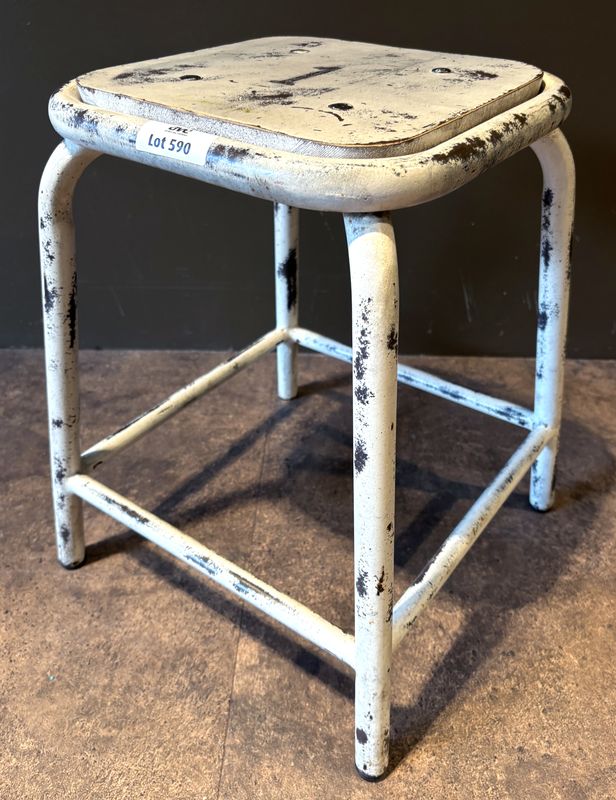 TABOURET DE TYPE INDUSTRIEL DE MARQUE FRANCISCO SEGARRA EN ACIER LAQUE DE COULEUR BLANC ET ASSISE CARRE EN BOIS NATUREL. 46 X 38 X 38 CM.