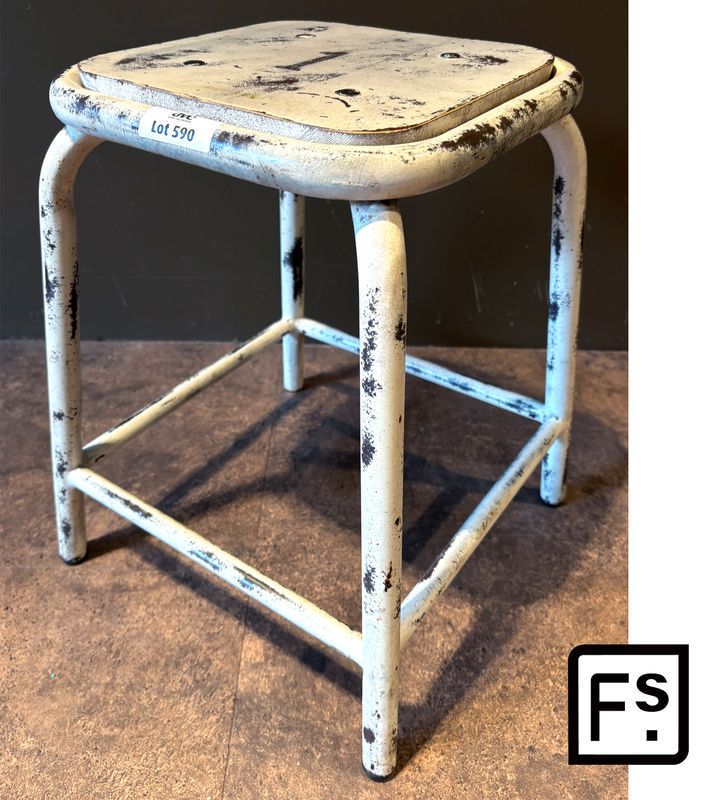 TABOURET DE TYPE INDUSTRIEL DE MARQUE FRANCISCO SEGARRA EN ACIER LAQUE DE COULEUR BLANCHE ET ASSISE CARRE EN BOIS NATUREL. 46 X 38 X 38 CM.