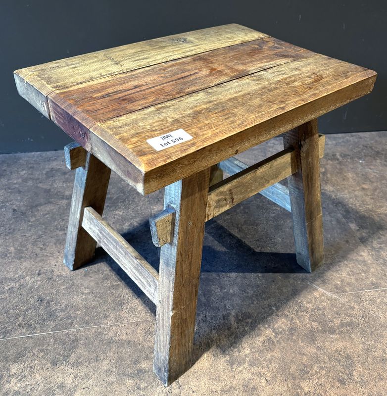 TABOURET OU BOUT DE CANAPE EN PIN NATUREL DE STYLE ALPIN. 45 X 50 X 35 CM.