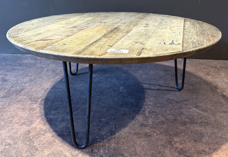 X2 TABLE BASSE A PLATEAU CIRCULAIRE DE STYLE ANNEE 1960 EN CHENE NATUREL ET REPOSANT SUR 3 PIEDS EN TIGES D'ACIER COURBEE. 35 X 80 CM.