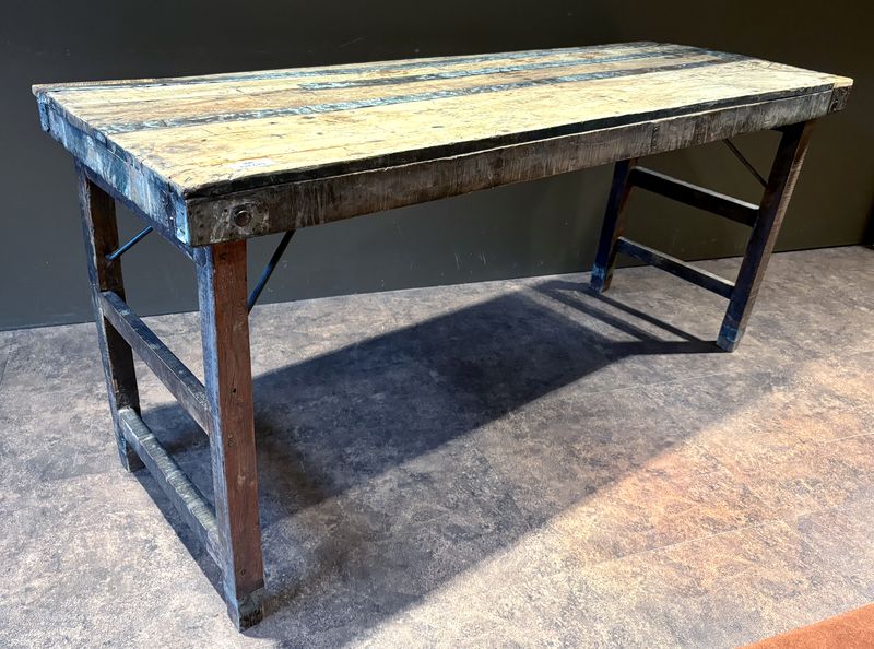 X3 TABLE OU CONSOLE OU ETABLI DE STYLE INDUSTRIEL, EN CHENE NATUREL, PLATEAU RECTANGULAIRE A INSERT EN METAL REPOSANT SUR UN PIETEMENT REPLIABLE. 75.5 X 166 A 179 X 60 CM.