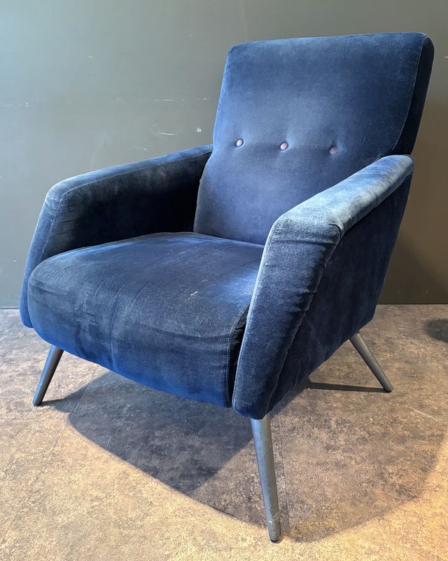 FAUTEUIL DE STYLE ANNEE 1960 EN VELOURS DE COULEUR BLEU NUIT. 87 X 73 X 80 CM.