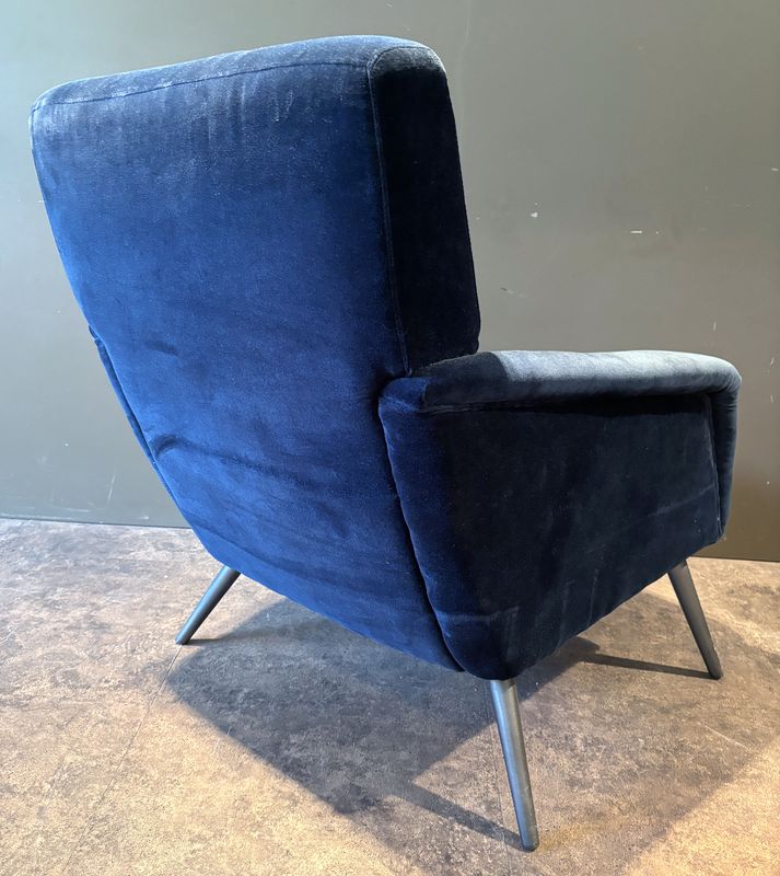 FAUTEUIL DE STYLE ANNEES 1960 EN VELOUR DE COULEUR BLEU NUIT DE MARQUE FRANCISCO SEGARRA. 87 X 73 X 80 CM.