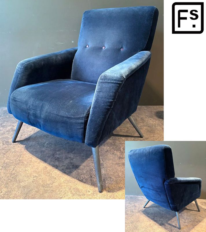 FAUTEUIL DE STYLE ANNEES 1960 EN VELOUR DE COULEUR BLEU NUIT DE MARQUE FRANCISCO SEGARRA. 87 X 73 X 80 CM.