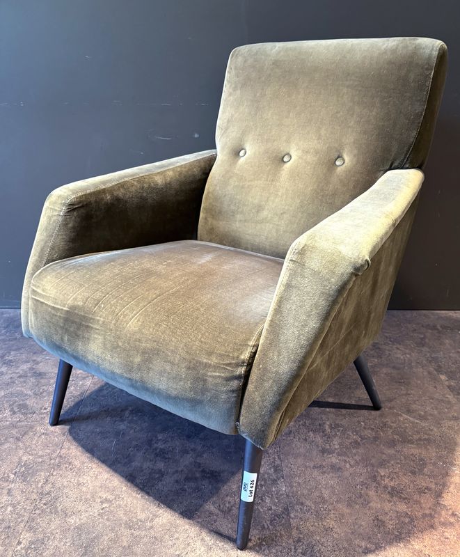 FAUTEUIL DE STYLE ANNEES 1960 EN VELOUR DE COULEUR KAKI DE MARQUE FRANCISCO SEGARRA. 87 X7 3 X 80 CM.